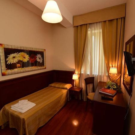 אטנה לוקאנה Albergo La Locanda Degli Apolidi מראה חיצוני תמונה