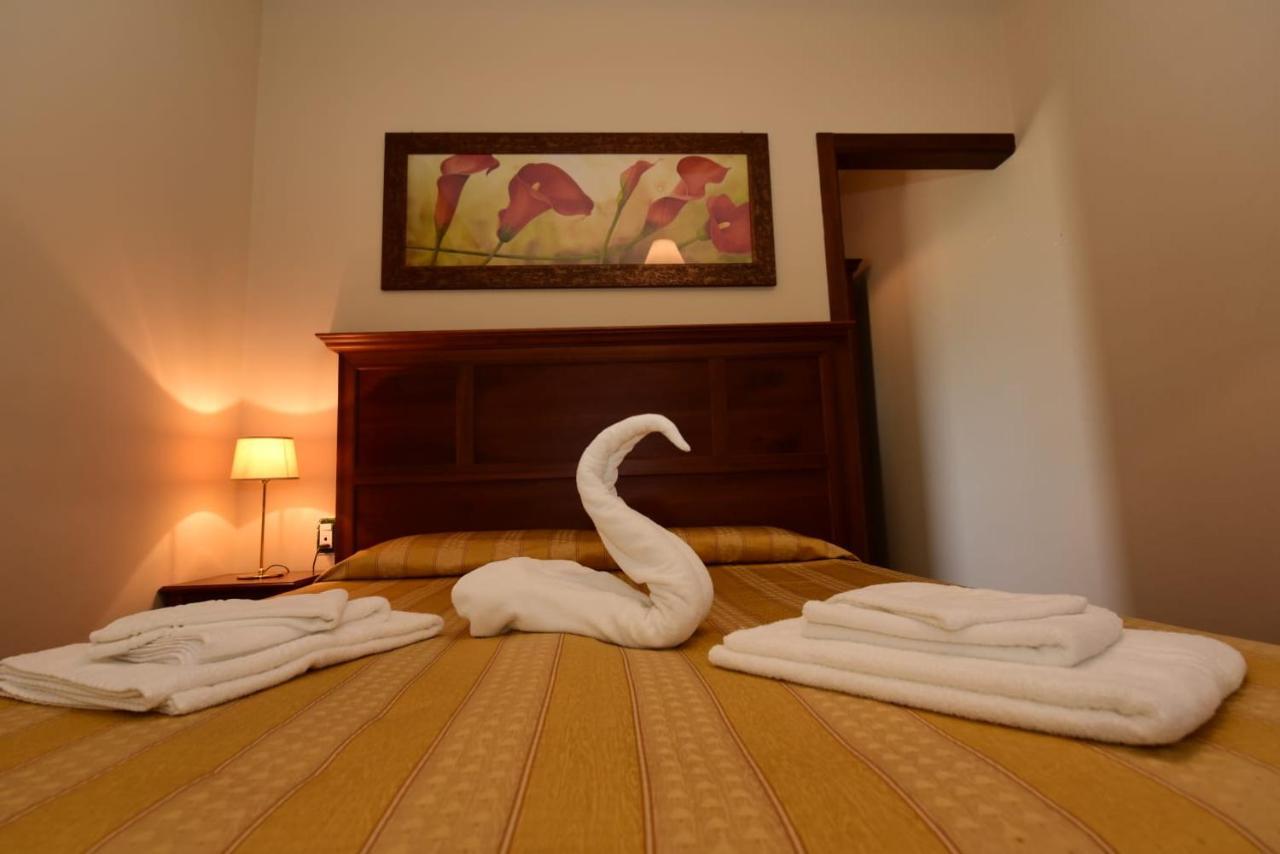 אטנה לוקאנה Albergo La Locanda Degli Apolidi מראה חיצוני תמונה